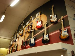 ロサンゼルス観光ブログ : B'zの手形を見に行こう！ ～GUITAR CENTER～