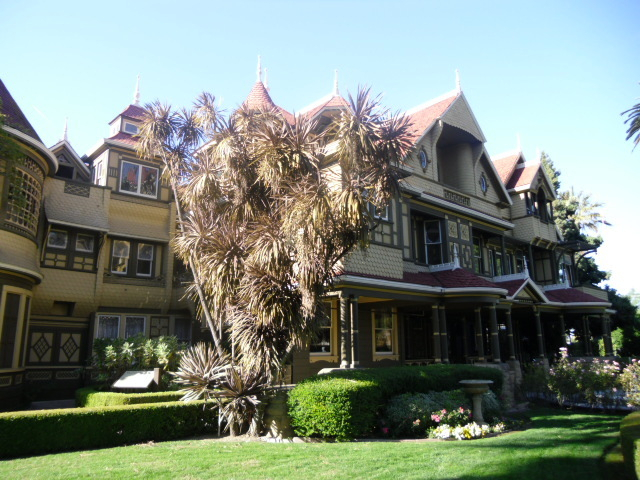 メロウグラスさんの赤い屋根の街並み 新しい苺の空想街ができました！ 題名は「ストロベリーガーデン