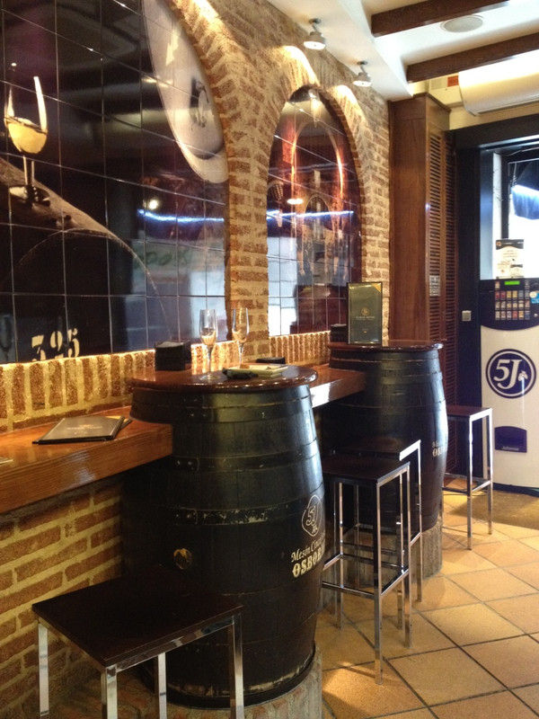 スペイン観光ブログ : 生ハム専門店 5J（シンコ ホタス）