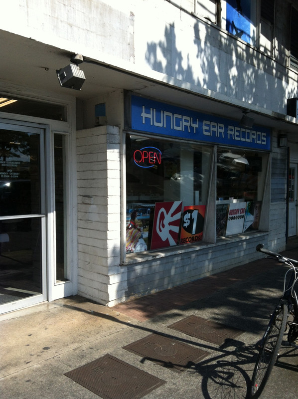 ハワイ観光ブログ : カイルアのレコード屋「Hungry Ear Records」