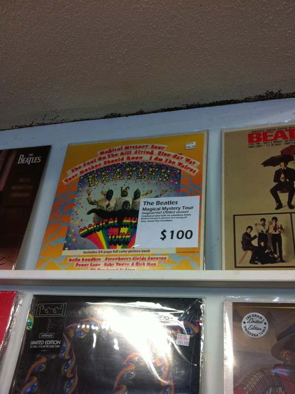 ハワイ観光ブログ : カイルアのレコード屋「Hungry Ear Records」