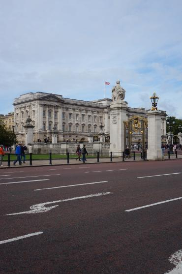 ロンドン観光ブログ 夏季限定公開のバッキンガム宮殿のお土産屋さんとガーデン