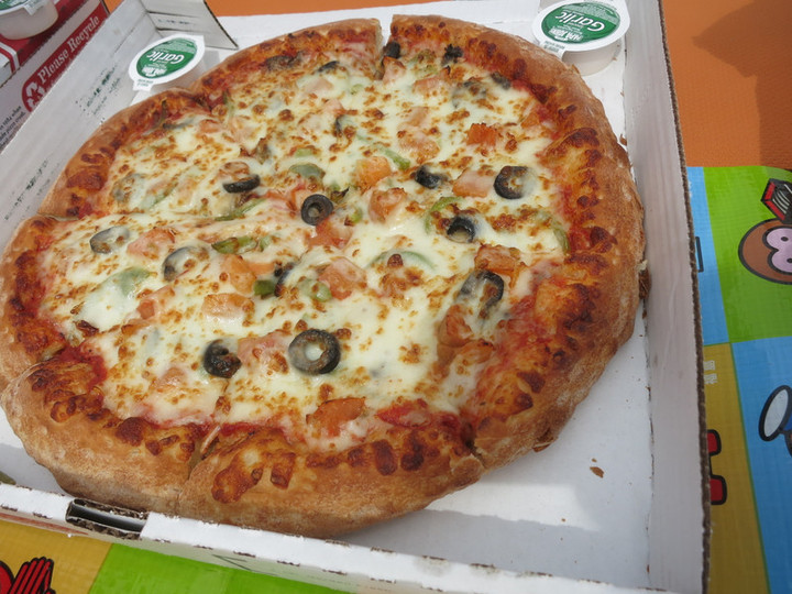 グアム観光ブログ パパジョーンズのピザを持ってビーチへ
