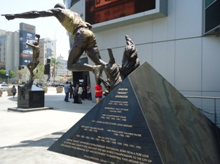 ロサンゼルス観光ブログ : Staples Center Pro Sport Statues