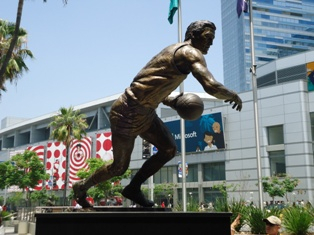 ロサンゼルス観光ブログ : Staples Center Pro Sport Statues