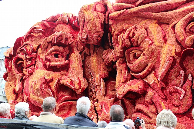 オランダ観光ブログ : ズンデルトの花パレード2015