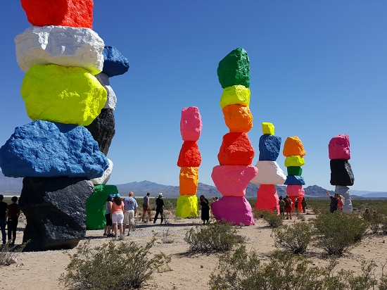 ラスベガス観光ブログ : カラフルな岩が積み重なったオブジェクトが公開