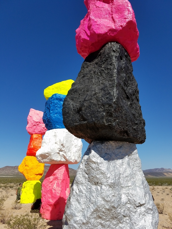 ラスベガス観光ブログ : カラフルな岩が積み重なったオブジェクトが公開