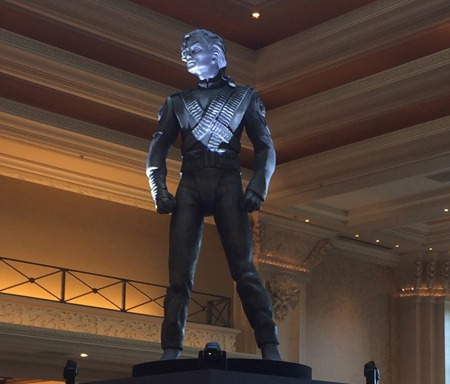 ラスベガス観光ブログ : マンダレイベイ・ホテルにMJ銅像が登場