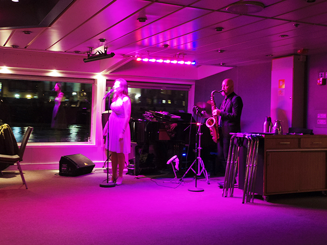 ロンドン観光ブログ 夜景とディナーを楽しめるクルーズ Bateaux London