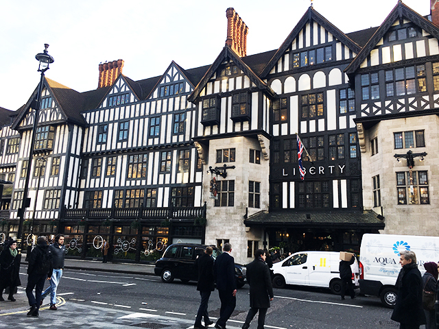 ロンドン観光ブログ 老舗百貨店リバティ散策 ロンドン観光ブログ 老舗百貨店リバティ散策