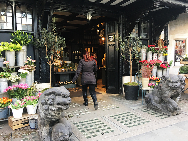 ロンドン観光ブログ : 老舗百貨店リバティ散策