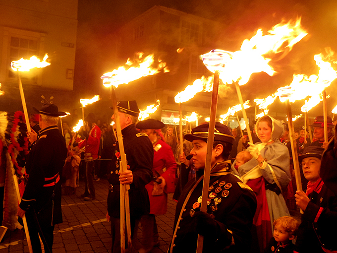 ロンドン観光ブログ 3 炎の奇祭 Lewes Bonfire Night リメンバランス デーとポピーの花