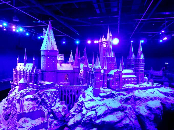 ロンドン観光ブログ : ハリーポッタースタジオ - 雪化粧のホグワーツ