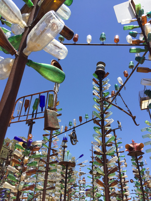 ロサンゼルス観光ブログ : 砂漠の中の小さなアート展・Elmer's Bottle