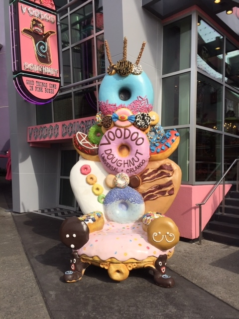 オーランド観光ブログ : ちょっと変わったドーナツ屋さん voodoo doughnut