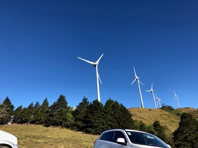 コスタリカ観光ブログ 風力発電の下でピクニック