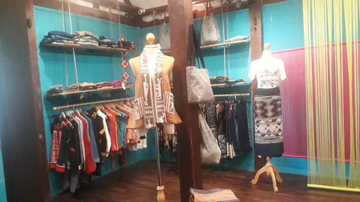 ラオス観光ブログ : 【ルアンパバーン】の有名な織物のOCK POP TOK SHOP