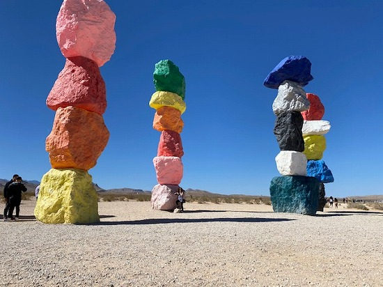 ラスベガス観光ブログ : 砂漠の中のカラフルなアート～Seven Magic