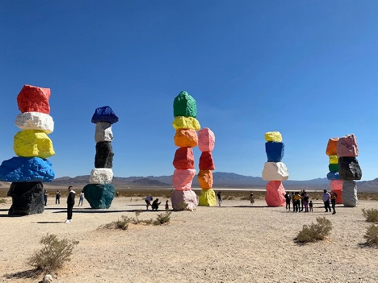 ラスベガス観光ブログ : 砂漠の中のカラフルなアート～Seven Magic
