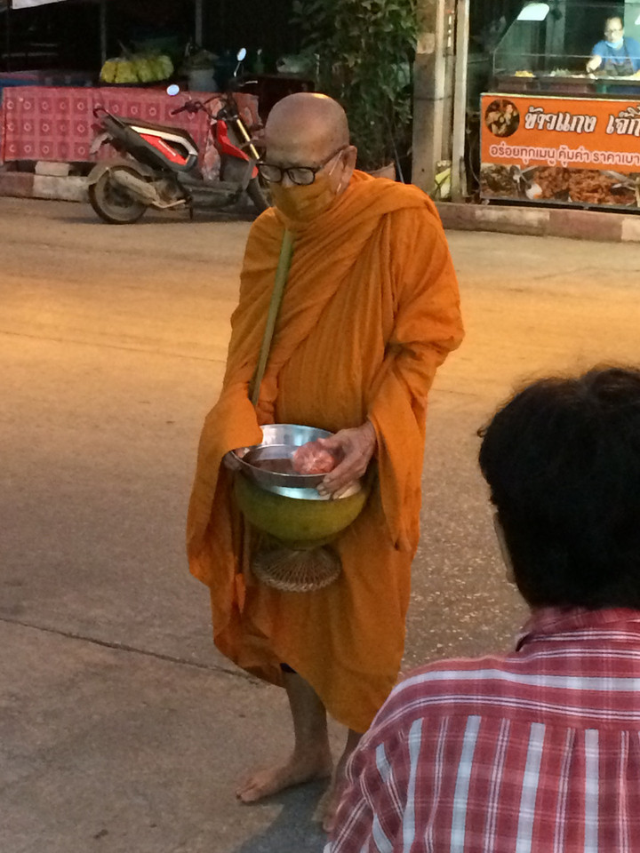 タイ観光ブログ ピサヌローク発 朝の托鉢で徳を積みましょう