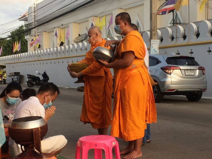 タイ観光ブログ ピサヌローク発 朝の托鉢で徳を積みましょう