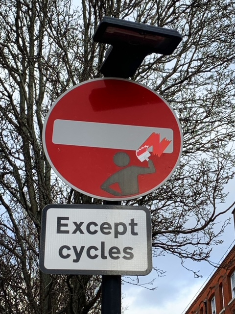 ロンドン観光ブログ : 道路標識アート