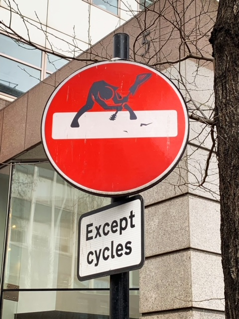 ロンドン観光ブログ : 道路標識アート