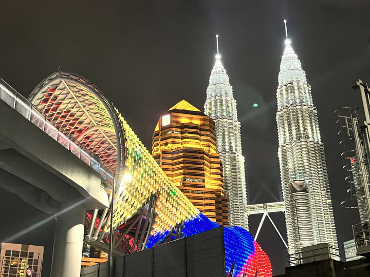 マレーシア観光ブログ : 3色のペトロナス・ツインタワー