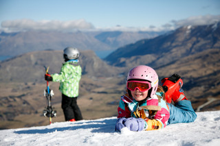 Kids_skiing_coronet_peak_ski_area