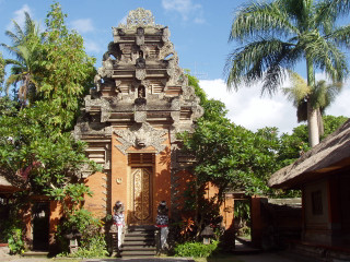 Ubud_palace_01