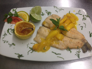 Indio_feliz_trucha_salmon_con_mango