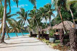 Beachfront_bure_2