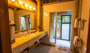 Namale_gardentropical_bathroom