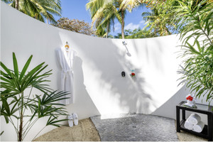 Beachfront_bure_outddor_shower