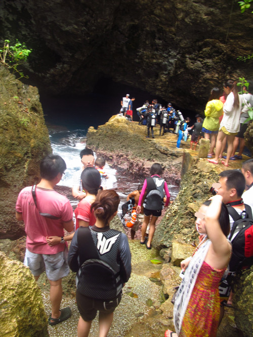 Grotto_with_many_visitors_li