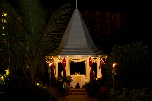 Gazebo_romantic_dinner